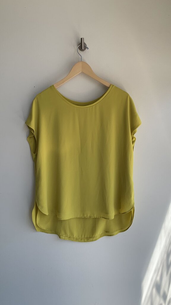 Pre-Owned RW&Co Chartreuse Cap Sleeve High-Low Blouse - Size Large