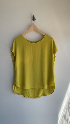 Pre-Owned RW&Co Chartreuse Cap Sleeve High-Low Blouse - Size Large