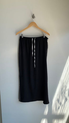 Pre-Owned Madison the Label Black Maxi Skirt with White Piping - Size Large