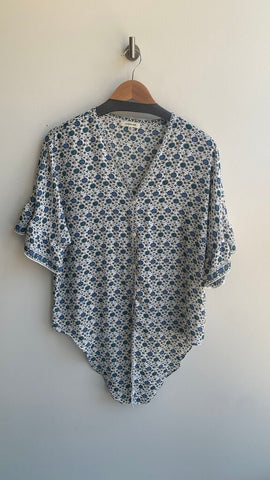 Pre-Owned Max Studio White with Blue Florals Button Front Short Sleeve Top- Size Medium