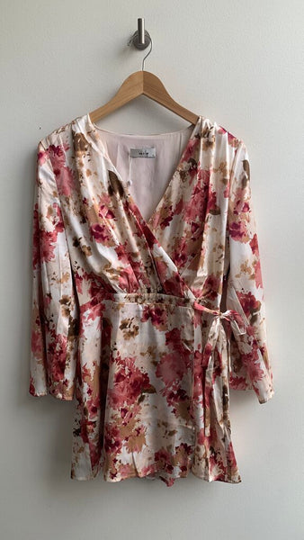 Pre-Owned Sadie & Sage White with Pink Florals Long Sleeve Faux Dress Romper (NWT)- Size Medium