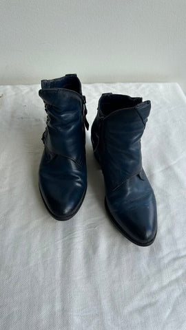 Pre-Owned MJUS Blue Heeled Side Zip Ankle Bootie- Size 36