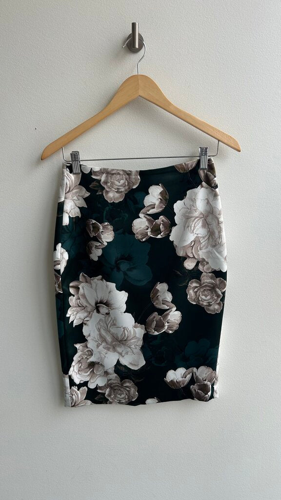 Pre-Owned RW&Co Green with Cream Floral Pencil Skirt- Size 6
