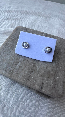 Pre-Owned Fifth Avenue Collection Silver/Pearl/CZ Stud Earrings