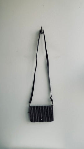 Pre-Owned Thirty One Grey Polka Dot Fold Over Cross Body Dual Pocket Bag Black Strap