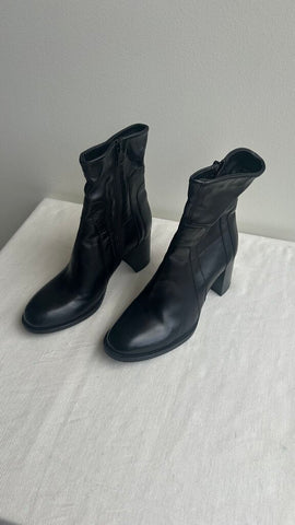 Pre-Owned MJUS Black Side Zip Heeled Ankle Bootie- Size 40