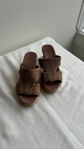 Pre-Owned Ugg Brown Leather Wooden Heels - Size 6