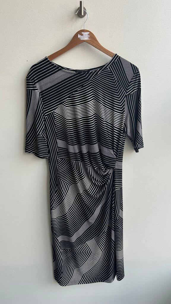 Pre-Owned Banana Republic Black/Cream Striped Short Sleeve Gathered Hip Dress- Size Large