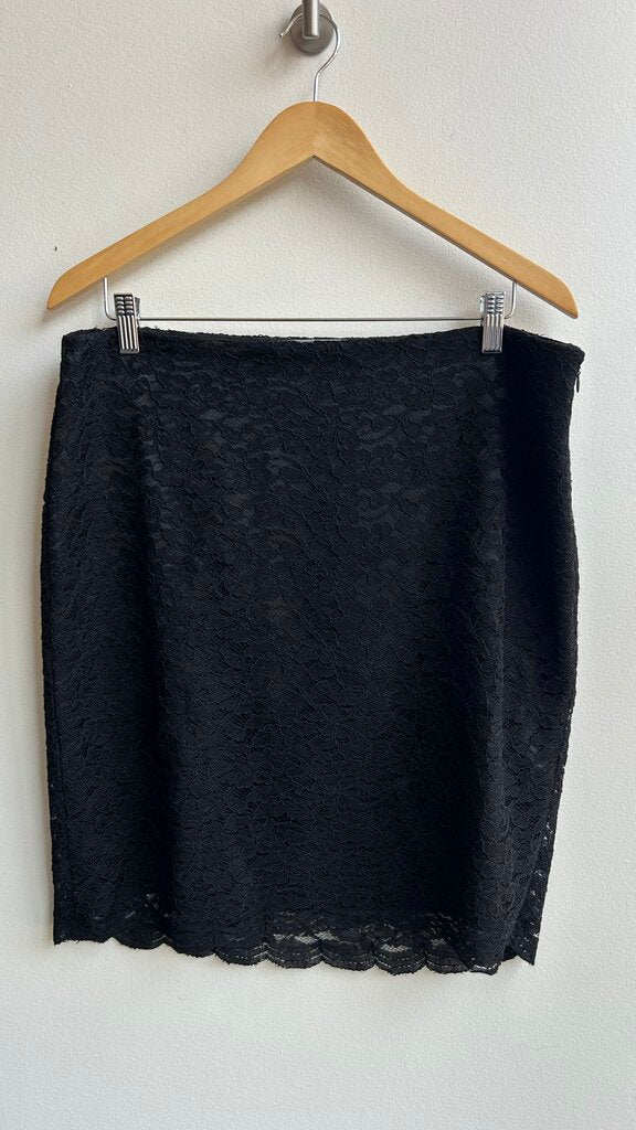 Pre-Owned Le Chateau Black Floral Lace Pencil Skirt- Size 15/16