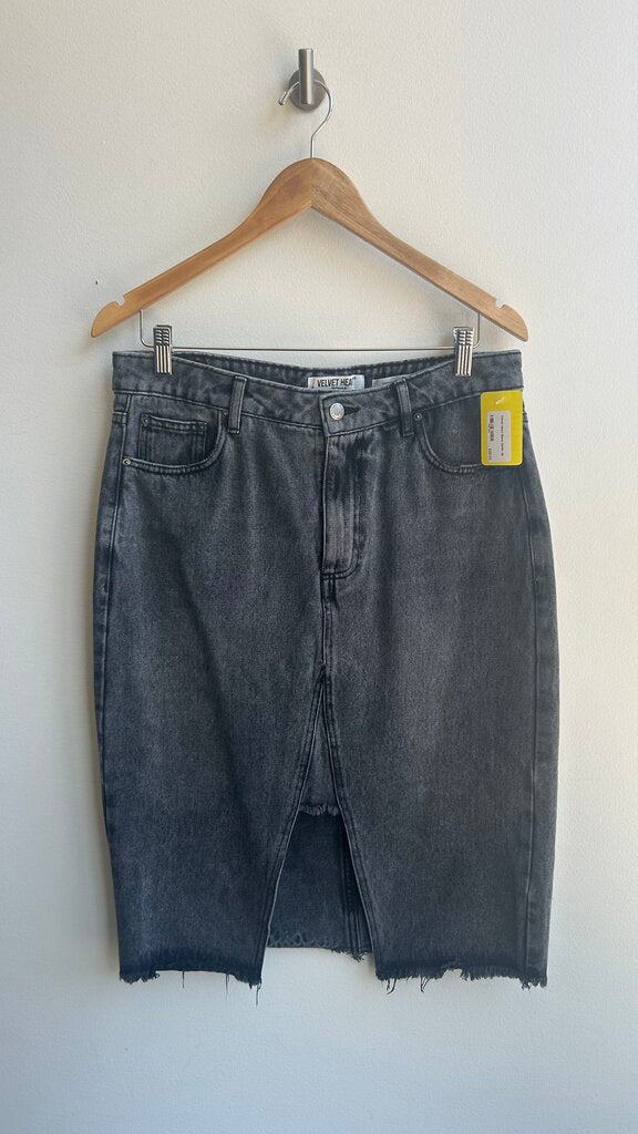 Pre-Owned Velvet Heart Black Denim Midi Front Cut Out Skirt- Size 28