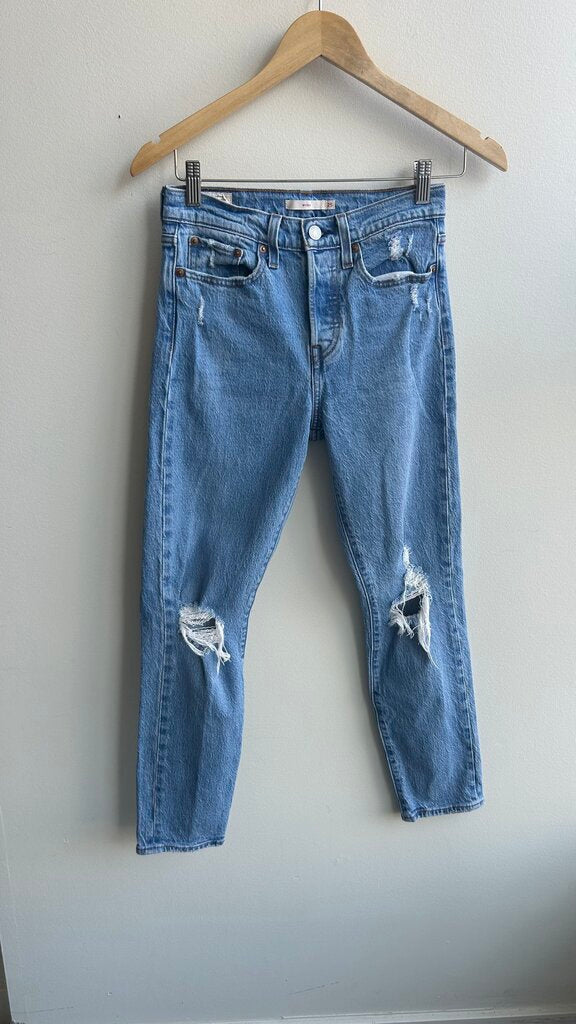 Pre-Owned Levi's Light Washed Distressed Wedgie Jeans- Size 25
