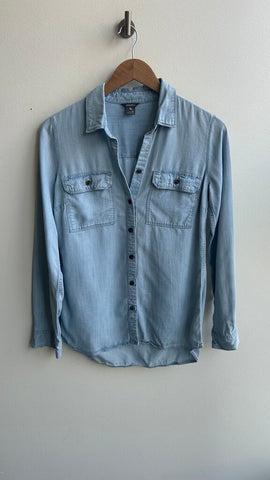 Pre-Owned Eddie Bauer Light Wash Denim Collared Long Sleeve Button Up Top- Size X-Small