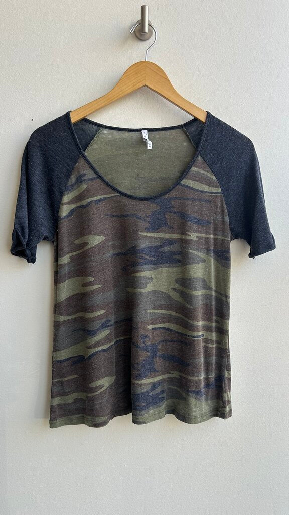 Pre-Owned Z Supply Green Camo Print Grey Sleeves Round Neck Tee- Size X-Small