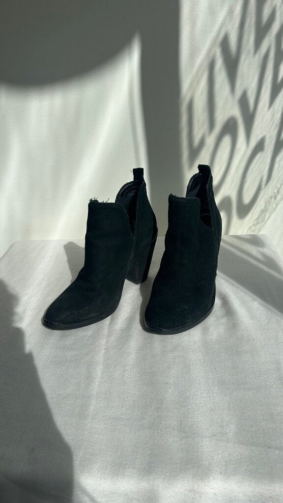 Pre-Owned Nine West Black Suede Heeled Ankle Boot- Size 8