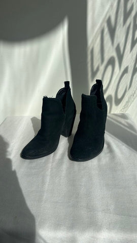 Pre-Owned Nine West Black Suede Heeled Ankle Boot- Size 8