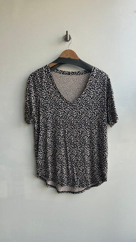 Pre-Owned American Eagle Black/Beige Leopard Print 'Soft & Sexy' V-Neck Tee- Size Small
