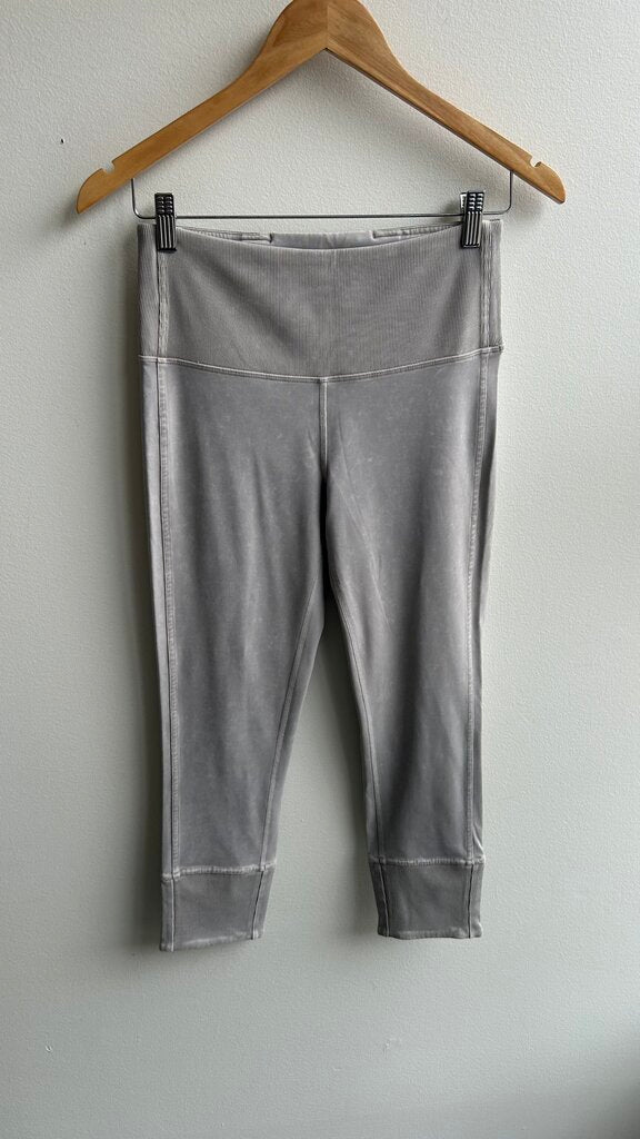 Pre-Owned Lululemon Light Grey Ribbed Waist and Hem Capri Leggings- Size 8