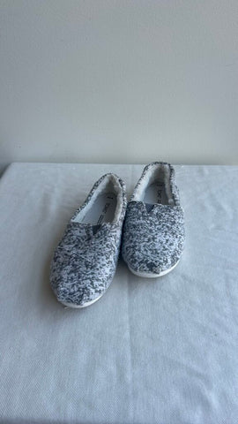 Pre-Owned Tons Grey/White Knit Christmas Tree Embroidered Slip On Shoe- Size 8.5