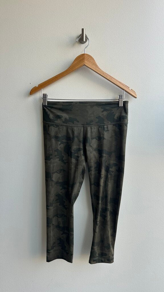 Lululemon Green Camo Cropped Athletic Legging - Size Medium (Estimated)