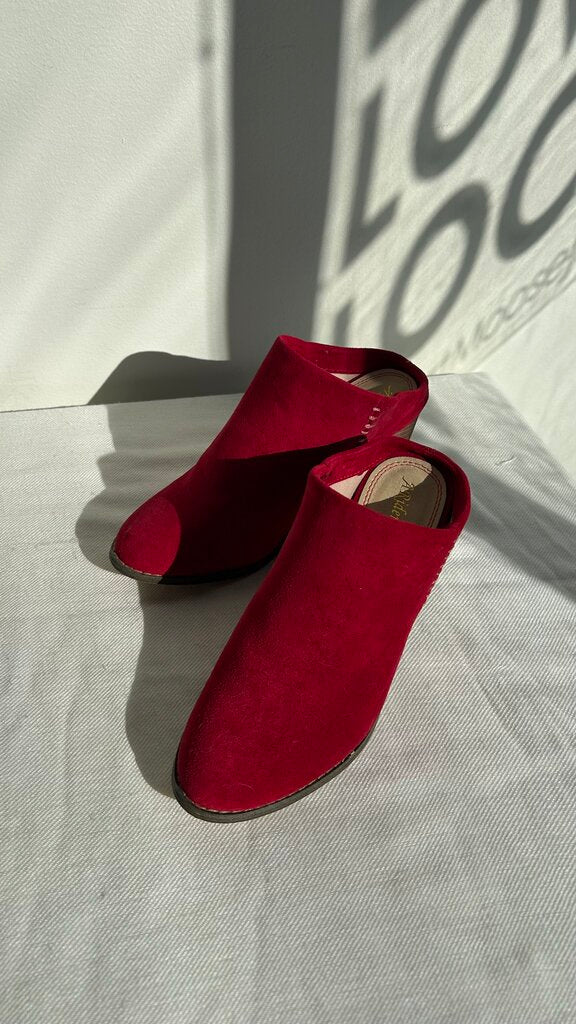 Pre-Owned ARider Girl Red 'Azusa' Slip On Shoe- Size 9 Heels - Size 10