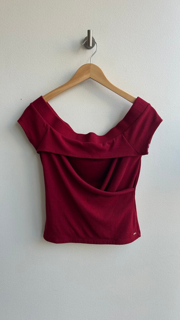 Pre-Owned Guess Red Off Shoulder Chest Cut Out Cropped Tee - Size Small