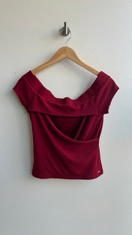 Pre-Owned Guess Red Off Shoulder Chest Cut Out Cropped Tee - Size Small