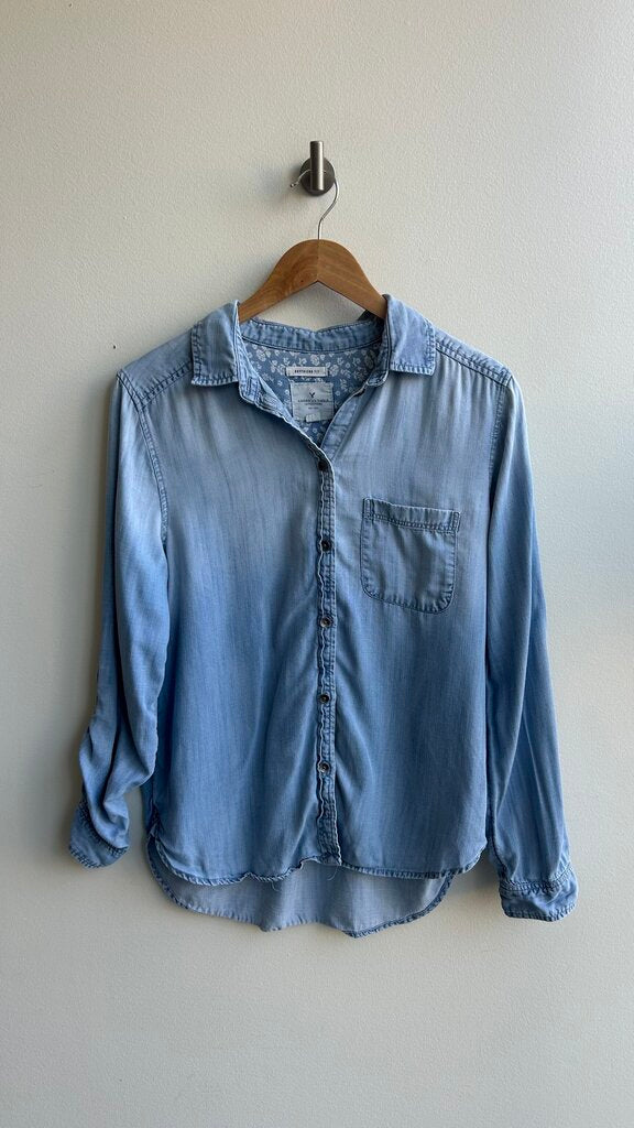 Pre-Owned American Eagle Light Wash Denim Boyfriend Fit Shirt - Size Medium