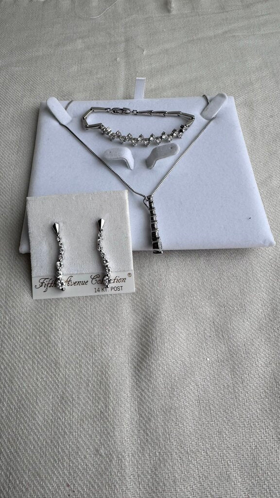 Pre-Owned Fifth Avenue Collection Silver Gem Dangle Earrings/Necklace and Matching Bracelet Set
