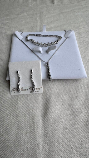Pre-Owned Fifth Avenue Collection Silver Gem Dangle Earrings/Necklace and Matching Bracelet Set