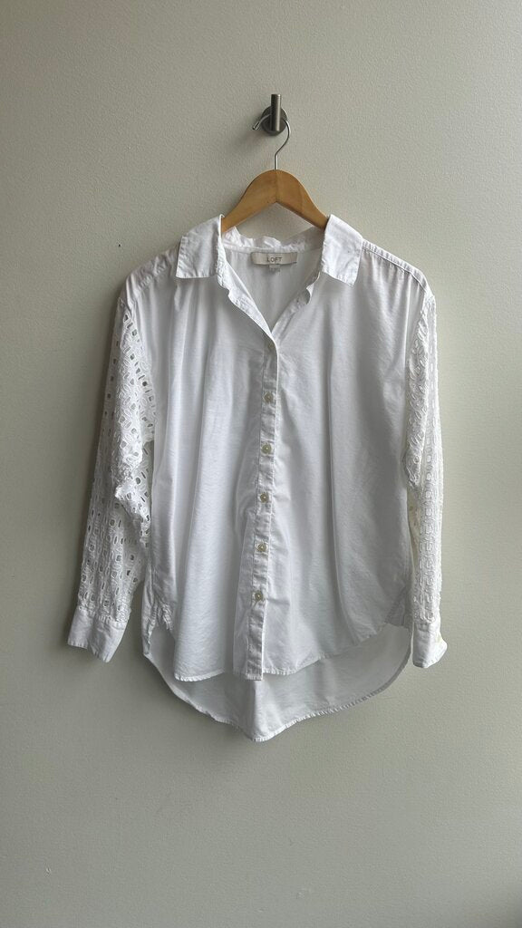 Pre-Owned LOFT White Eyelet Sleeve Button Front Shirt - Size Small