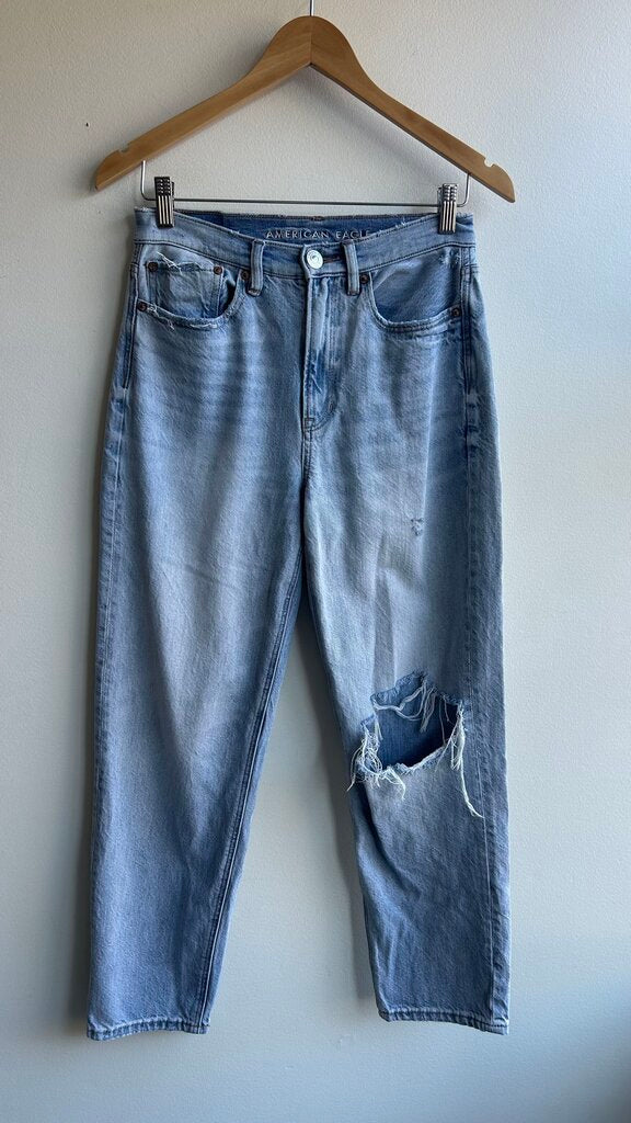 Pre-Owned American Eagle Light Wash 90's Boyfriend Ripped Knee Jeans - Size 2