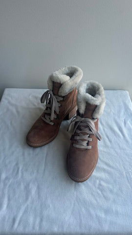 Pre-Owned Timberland Tan Sherpa Lace Up Heeled Bootie- Size 7.5