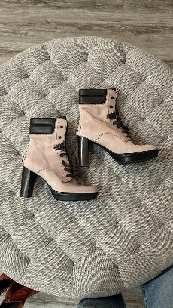 Pre-Owned Tod's Beige Lace Up Heeled Booties- Size 40