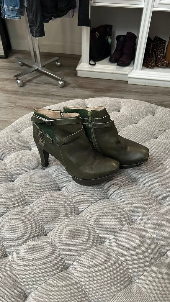 Pre-Owned Like Smug by Prophecy Green Heeled Ankle Booties- Size 41