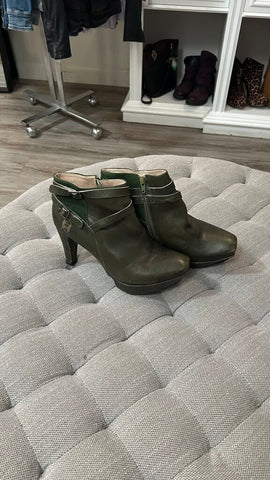 Pre-Owned Like Smug by Prophecy Green Heeled Ankle Booties- Size 41