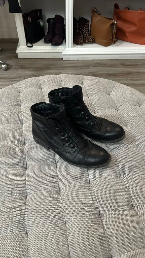 Pre-Owned Miz Mooz Black Side Zip Lined Button Detail Boots - Size 40