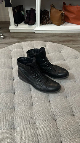 Pre-Owned Miz Mooz Black Side Zip Lined Button Detail Boots - Size 40