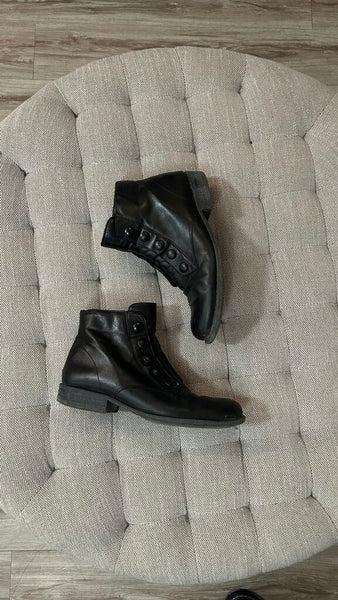 Pre-Owned Miz Mooz Black Side Zip Lined Button Detail Boots - Size 40