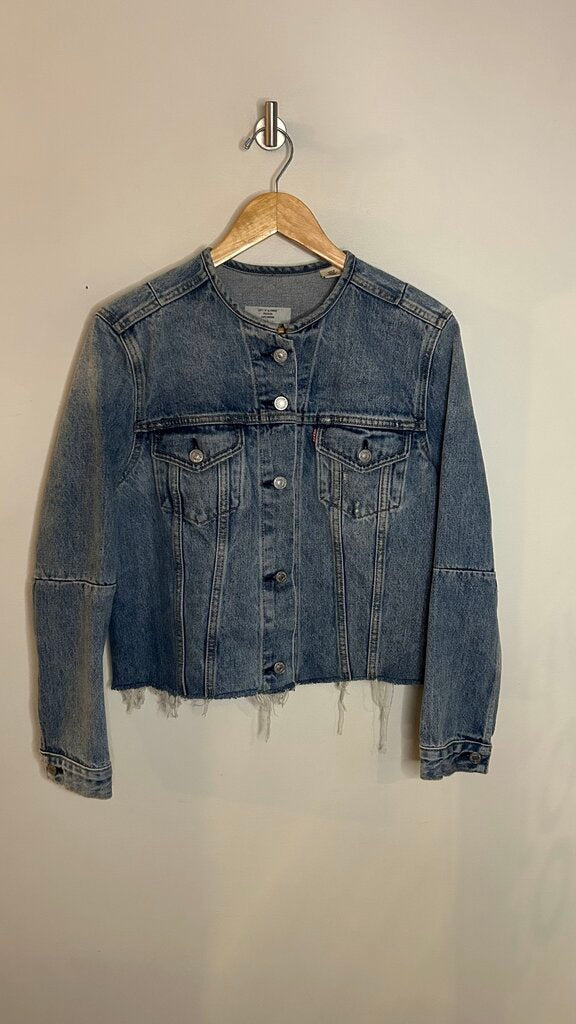 Pre-Owned Levi's Light Wash Altered Trucker Cut-Off Denim Jacket - Size Large