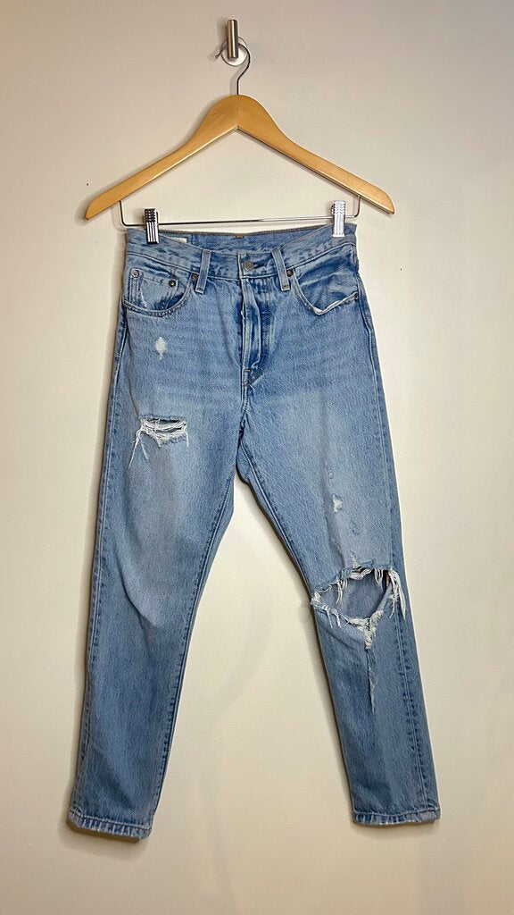 Pre-Owened Levis Light Wash Distressed Knee Fitted Jeans - Size 25