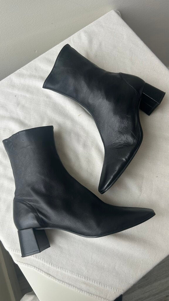 Pre-Owned Zara Black Side Zip Block Heel Ankle Bootie- Size 41