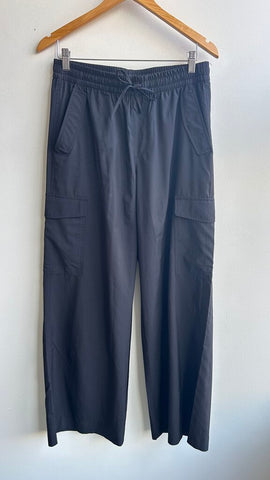 Pre-Owned Black Drawstring Cargo Athletic Pant- Size Medium