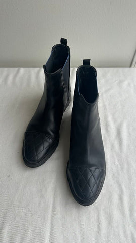 Pre-Owned Fabianelli Black Quilted Toe Stretch Ankle Boot- Size 8