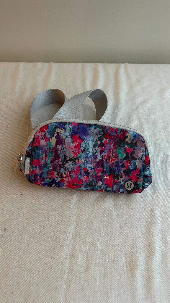 Pre-Owned Lululemon Grey and Pink/Purple Abstract Print Belt Bag (NWT)