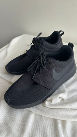 Pre-Owned Nike Black Lace Up Sneaker- Size 8.5