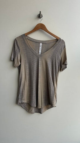 Pre-Owned Lululemon Heathered Grey/Beige V-Neck Tee- Size 8