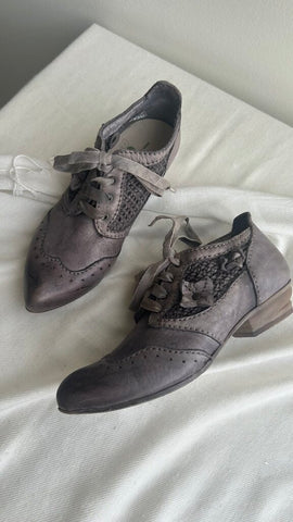 Pre-Owned Rovers Grey Pointy Toe Weaved Leather Shoes - Size 36