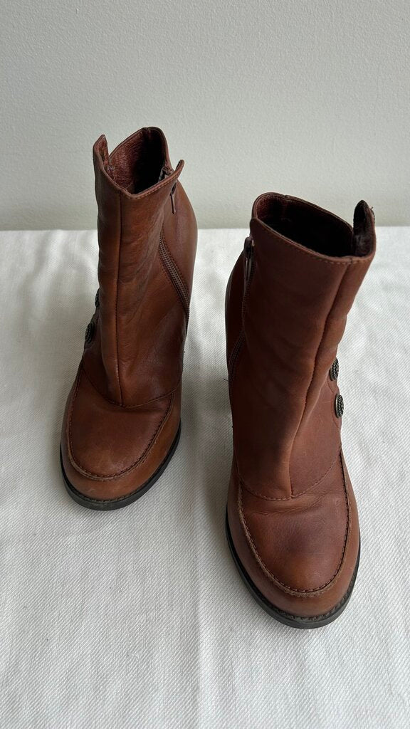 Pre-Owned Miz Mooz Brown 'Toan' Heeled Side Zip Ankle Bootie- Size 9