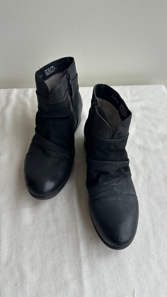 Pre-Owned Miz Mooz Black 'Sunny' Side Zip Ankle Boot- Size 40