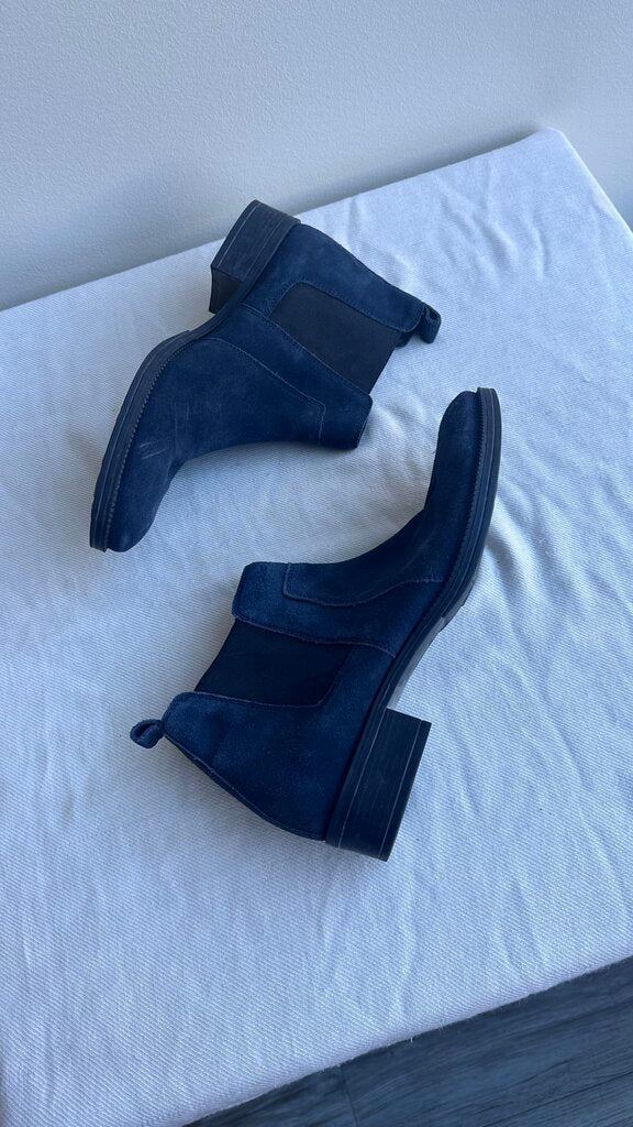 Pre-Owned Geox Blue Suede Like Black Stretch Heeled Ankle Bootie- Size 39
